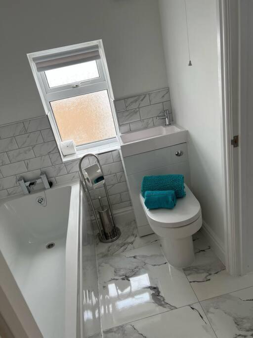 Clare Street - 3 Bedroom House With Private Parking Merthyr Tydfil Exterior foto
