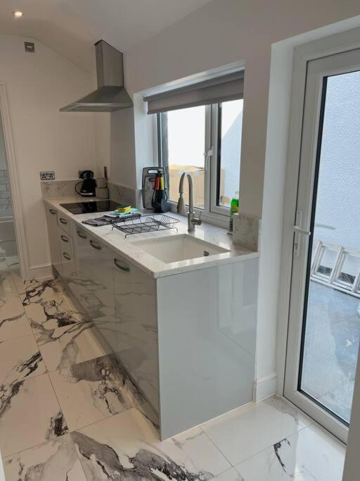Clare Street - 3 Bedroom House With Private Parking Merthyr Tydfil Exterior foto